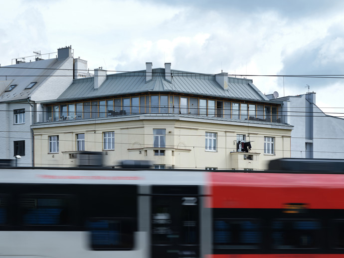 Na střeše činžáku ve Vysočanech vznikly čtyři byty. Starý krov zůstal součástí interiéru Na střeše činžáku ve Vysočanech vznikly čtyři byty. Starý krov zůstal součástí interiéru