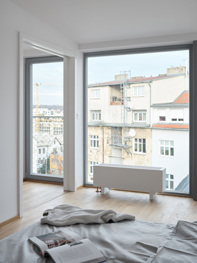 Na střeše činžáku ve Vysočanech vznikly čtyři byty. Starý krov zůstal součástí interiéru Na střeše činžáku ve Vysočanech vznikly čtyři byty. Starý krov zůstal součástí interiéru