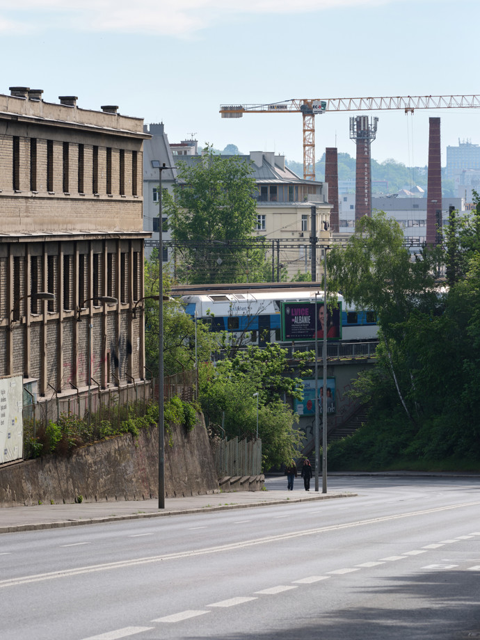 Na střeše činžáku ve Vysočanech vznikly čtyři byty. Starý krov zůstal součástí interiéru Na střeše činžáku ve Vysočanech vznikly čtyři byty. Starý krov zůstal součástí interiéru