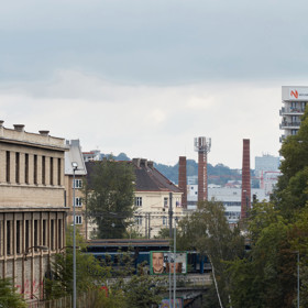 Na střeše činžáku ve Vysočanech vznikly čtyři byty. Starý krov zůstal součástí interiéru
