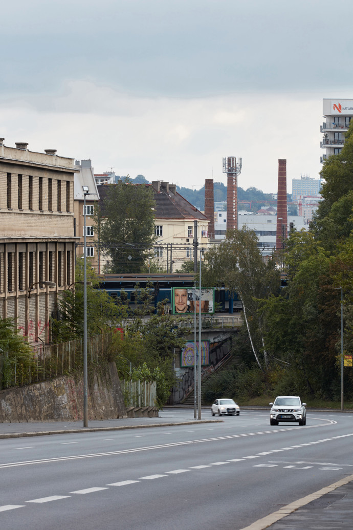 Na střeše činžáku ve Vysočanech vznikly čtyři byty. Starý krov zůstal součástí interiéru Na střeše činžáku ve Vysočanech vznikly čtyři byty. Starý krov zůstal součástí interiéru