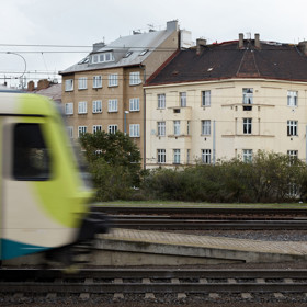 Na střeše činžáku ve Vysočanech vznikly čtyři byty. Starý krov zůstal součástí interiéru