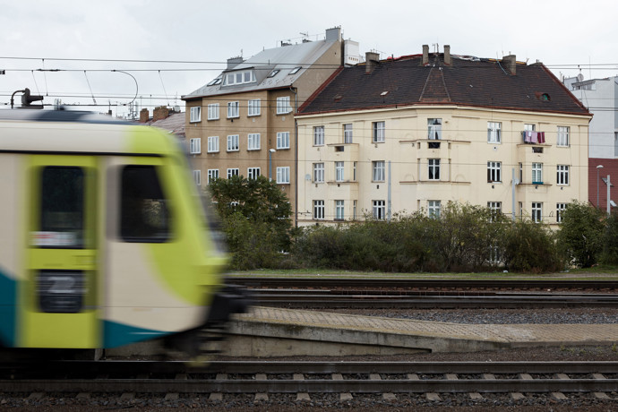 Na střeše činžáku ve Vysočanech vznikly čtyři byty. Starý krov zůstal součástí interiéru Na střeše činžáku ve Vysočanech vznikly čtyři byty. Starý krov zůstal součástí interiéru