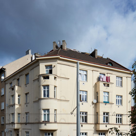 Na střeše činžáku ve Vysočanech vznikly čtyři byty. Starý krov zůstal součástí interiéru