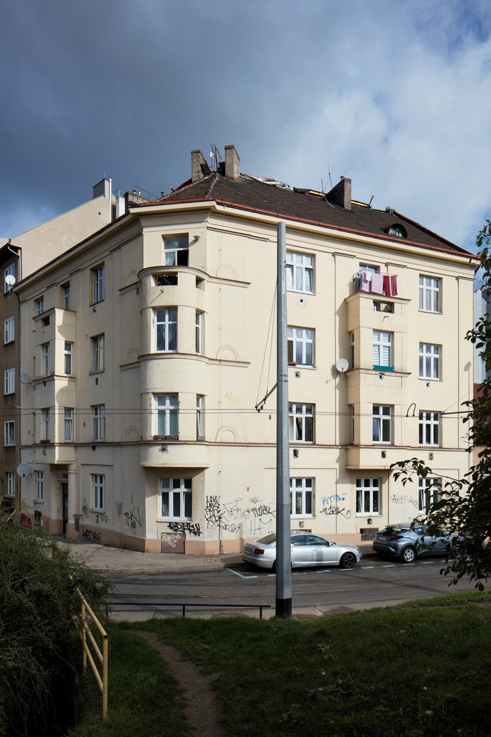 Na střeše činžáku ve Vysočanech vznikly čtyři byty. Starý krov zůstal součástí interiéru Na střeše činžáku ve Vysočanech vznikly čtyři byty. Starý krov zůstal součástí interiéru