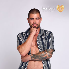 Účastník Love Islandu Maxmilián Slezák se podle všeho potýká s finančními problémy.