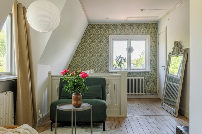 Červený dům z roku 1923 skrývá interiér, který se nebojí barev. Nejkrásnější je prosklená veranda Červený dům z roku 1923 skrývá interiér, který se nebojí barev. Nejkrásnější je prosklená veranda