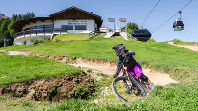 FOTO: Bikepark Innsbruck nabízí od jednodušších flow trailů a rodinných tras až po Jumpline a náročnější downhillové úseky.