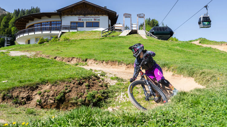 Bikepark Innsbruck nabízí od jednodušších flow trailů a rodinných tras až po Jumpline a náročnější downhillové úseky. Bikepark Innsbruck nabízí od jednodušších flow trailů a rodinných tras až po Jumpline a náročnější downhillové úseky.