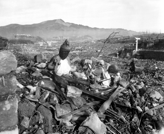 Japonská zpráva popisuje bombardování Nagasaki jako: „hřbitov bez náhrobního kamene“. Japonská zpráva popisuje bombardování Nagasaki jako: „hřbitov bez náhrobního kamene“.