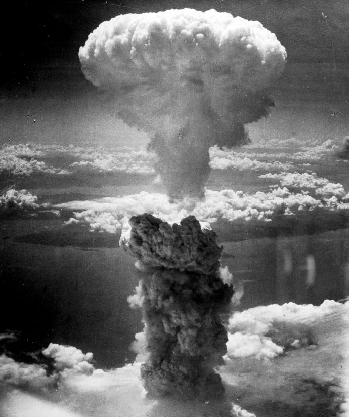 Atomový hřib bomby Fat Man z atomového výbuchu se vznášel nad městem Nagasaki v 18kilometrové výšce nad epicentrem Atomový hřib bomby Fat Man z atomového výbuchu se vznášel nad městem Nagasaki v 18kilometrové výšce nad epicentrem