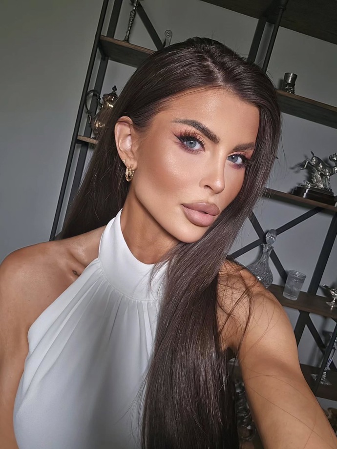 Fanoušci v komentářích pějí ódy a přirovnávají ji k Angelině Jolie.