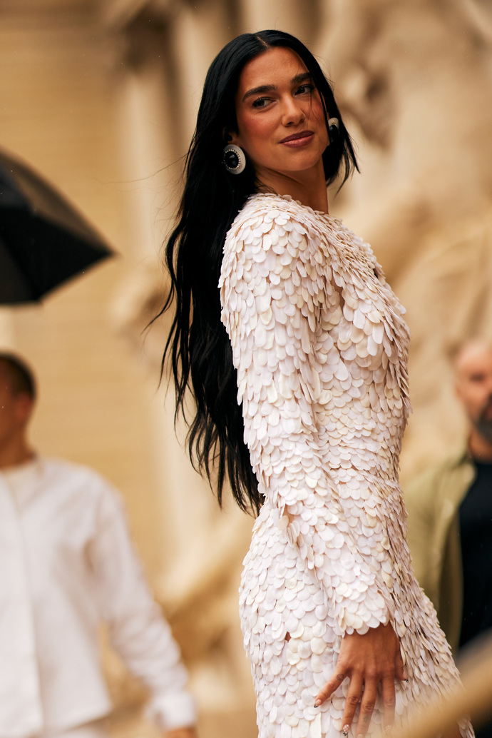 Dua Lipa na pařížském haute couture fashion weeku v roce 2025 v outfitu módního domu Schiaparelli