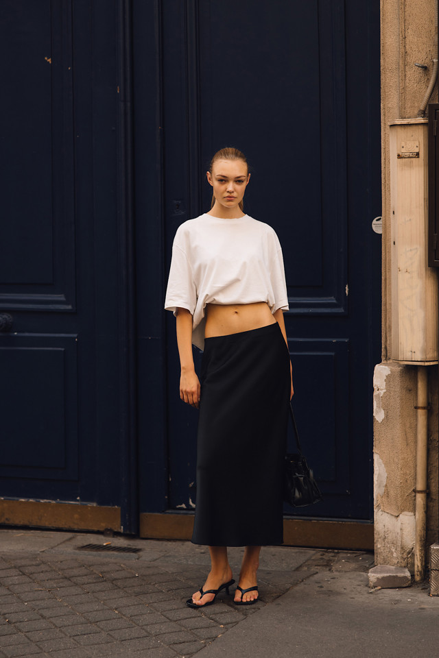 Letní devadesátkový outfit podle Carrie Bradshaw: Zkuste nadčasovou kombinaci tílka, midi sukně a kitten heels
