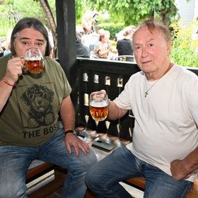 Petr Janda zahájil letní party divadla Broadway pivem. 
