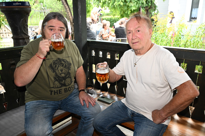 Petr Janda zahájil letní party divadla Broadway pivem. 