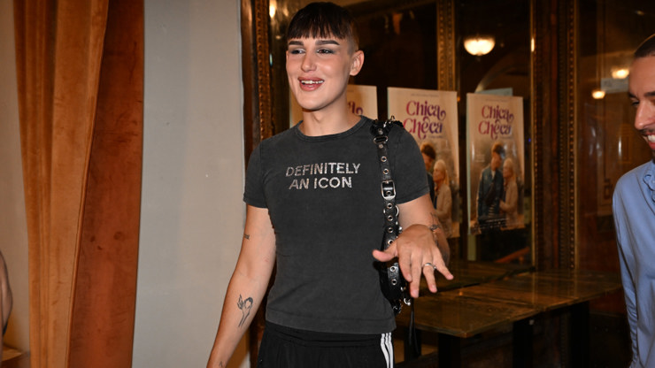 Tadeáš Kuběnka poté, co ho zmlátili na Prague Pridu, se objevil na premiéře filmu Chica Checa .