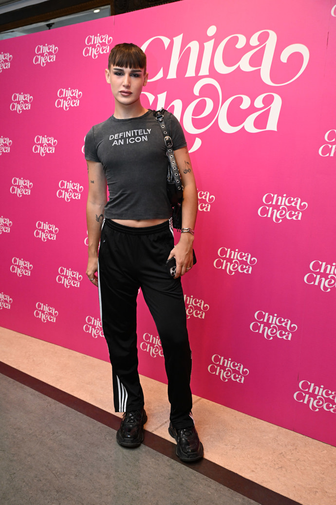Premiéru si nenechal ujít ani influencer Tadeáš Kuběnka v černém tričku s nápisem a výrazným make-upem.