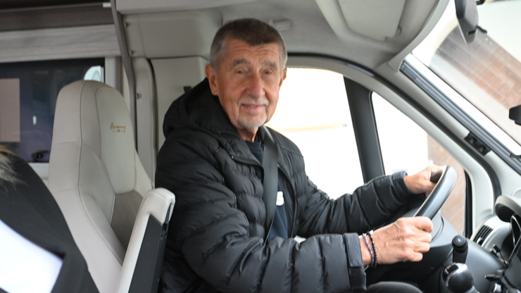 Andrej Babiš ve svém karavanu.