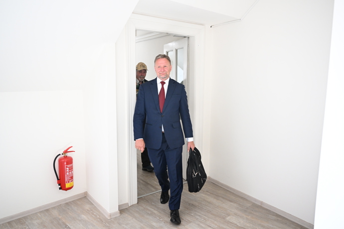 Advokát rodiny Kamily Mortimer.
