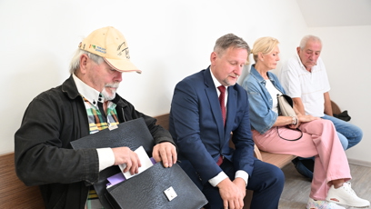FOTO: Helena Vondráčková a otec Kamily Mortimer u soudu týkající se dědictví po Kamile Mortimer.