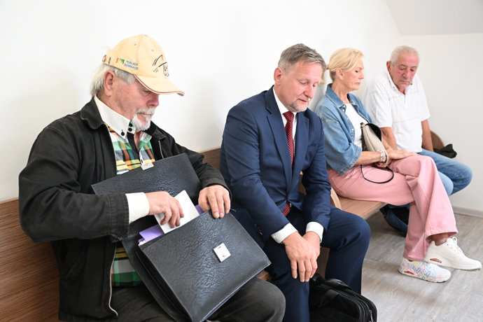 Helena Vondráčková a otec Kamily Mortimer u soudu týkající se dědictví po Kamile Mortimer.