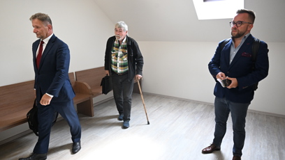 FOTO: Luboš Procházka, otec Kamily Mortimer a advokát rodiny u soudu.