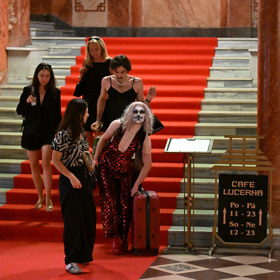 Odchody z premiéry filmu Chica Checa.