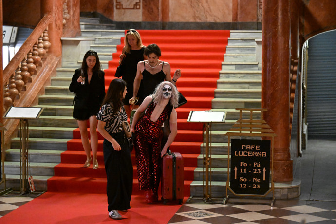 Odchody z premiéry filmu Chica Checa.