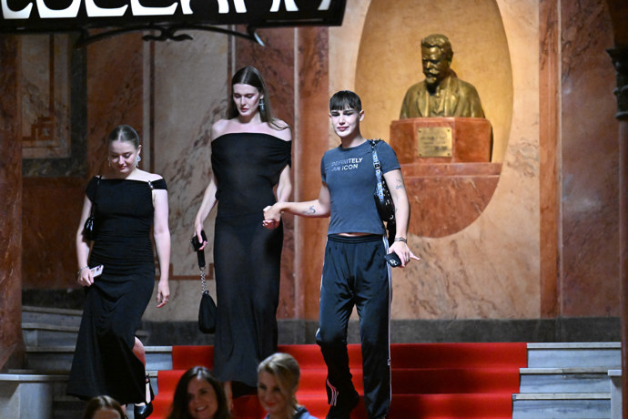Tadeáš Kuběnka s doprovodem na premiéře filmu Chica Checa.