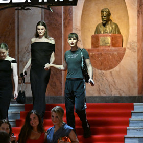 Tadeáš Kuběnka s doprovodem na premiéře filmu Chica Checa.