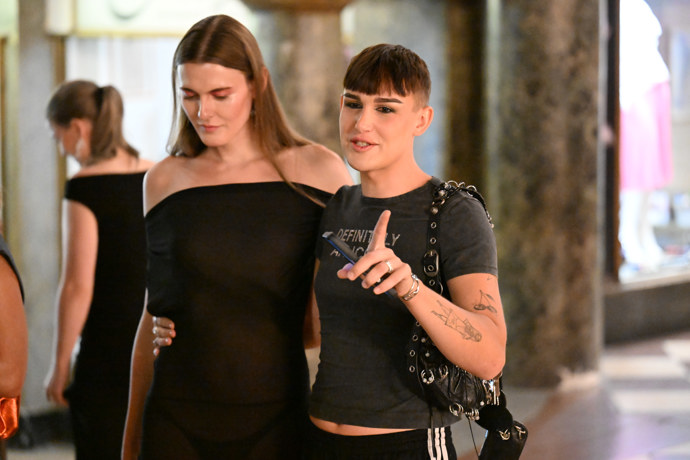 Tadeáš Kuběnka s doprovodem na premiéře filmu Chica Checa.