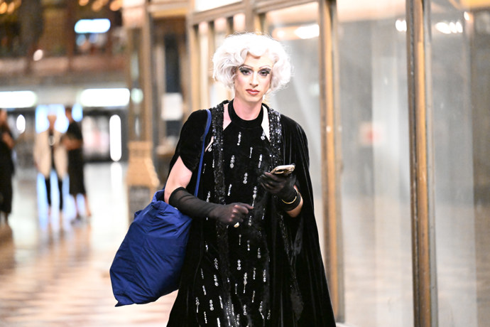 Jan Cina v nezaměnitelném outfitu odchází z premiéry filmu Chica Checa.