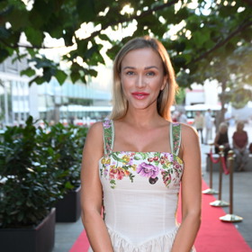 Ani Nela Slováková si nenechala ujít premiéru Bojovníka. Tentokrát ji ale chyběl partner Radek Roušal.