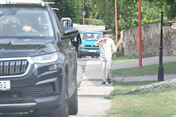 Matěj Dejdar se osvěžil půllitrem piva.
