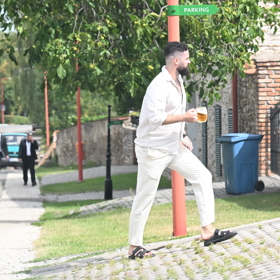 Ženich Matěj Dejdar si před svým velkým okamžikem dopřál pivo.