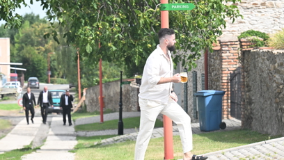 FOTO: Ženich Matěj Dejdar si před svým velkým okamžikem dopřál pivo.