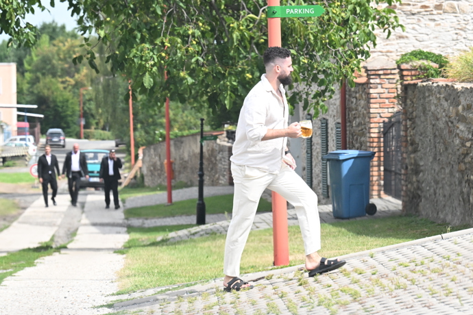 Ženich Matěj Dejdar si před svým velkým okamžikem dopřál pivo.
