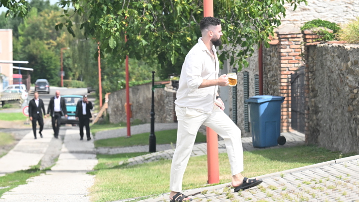 Ženich Matěj Dejdar si před svým velkým okamžikem dopřál pivo.