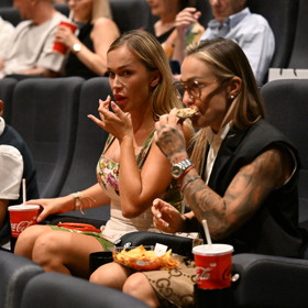 Bára Mlejnková a Nela Slováková si po rozhovoru společně užily premiéru filmu Bojovník.