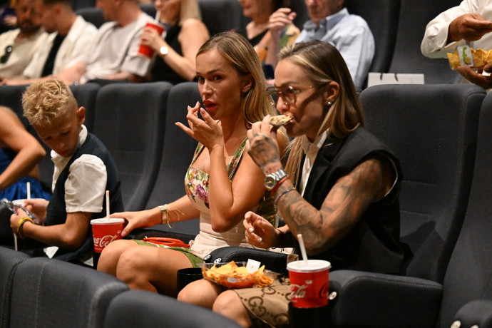 Bára Mlejnková a Nela Slováková si po rozhovoru společně užily premiéru filmu Bojovník.