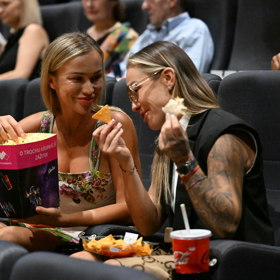 Bára Mlejnková a Nela Slováková si po rozhovoru společně užily premiéru filmu Bojovník.