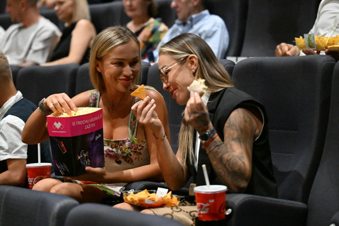 Bára Mlejnková a Nela Slováková si po rozhovoru společně užily premiéru filmu Bojovník.