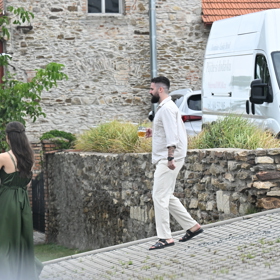 Matěj Dejdar zvolil na svatbu ležérní outfit ve světlých tónech, který doplnil černými sandály.
