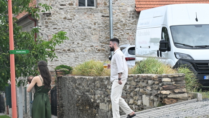 FOTO: Matěj Dejdar zvolil na svatbu ležérní outfit ve světlých tónech, který doplnil černými sandály.