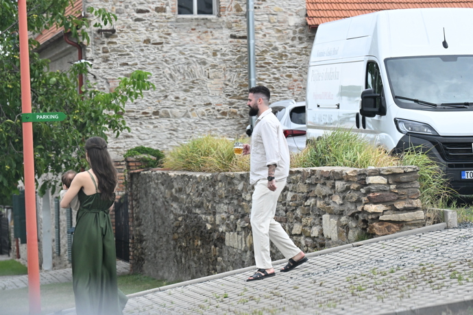 Matěj Dejdar zvolil na svatbu ležérní outfit ve světlých tónech, který doplnil černými sandály.