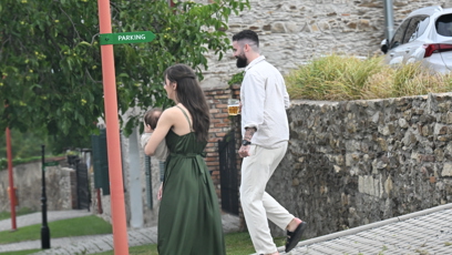 FOTO: Půllitr piva ženicha doprovázel i během posledních příprav před obřadem.