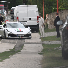Největší pozornost budilo bílé Ferrari s italskou trikolórou.