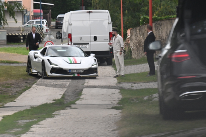 Pozornost na sebe strhl příjezd luxusního Ferrari v barvách italské trikolory.