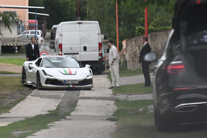 Sportovní Ferrari patřilo k jednoznačně nejvýraznějším vozům, které se na svatbě objevily.